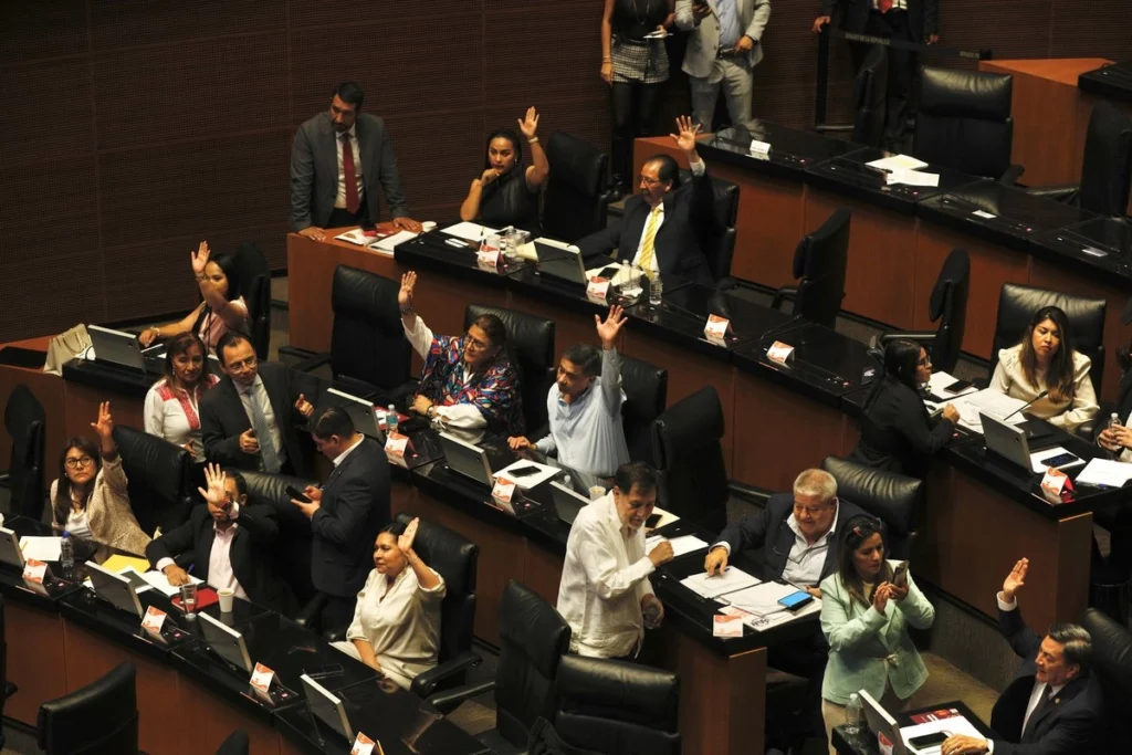 Congreso aprueba la licencia de 17 aspirantes a candidaturas de Morena