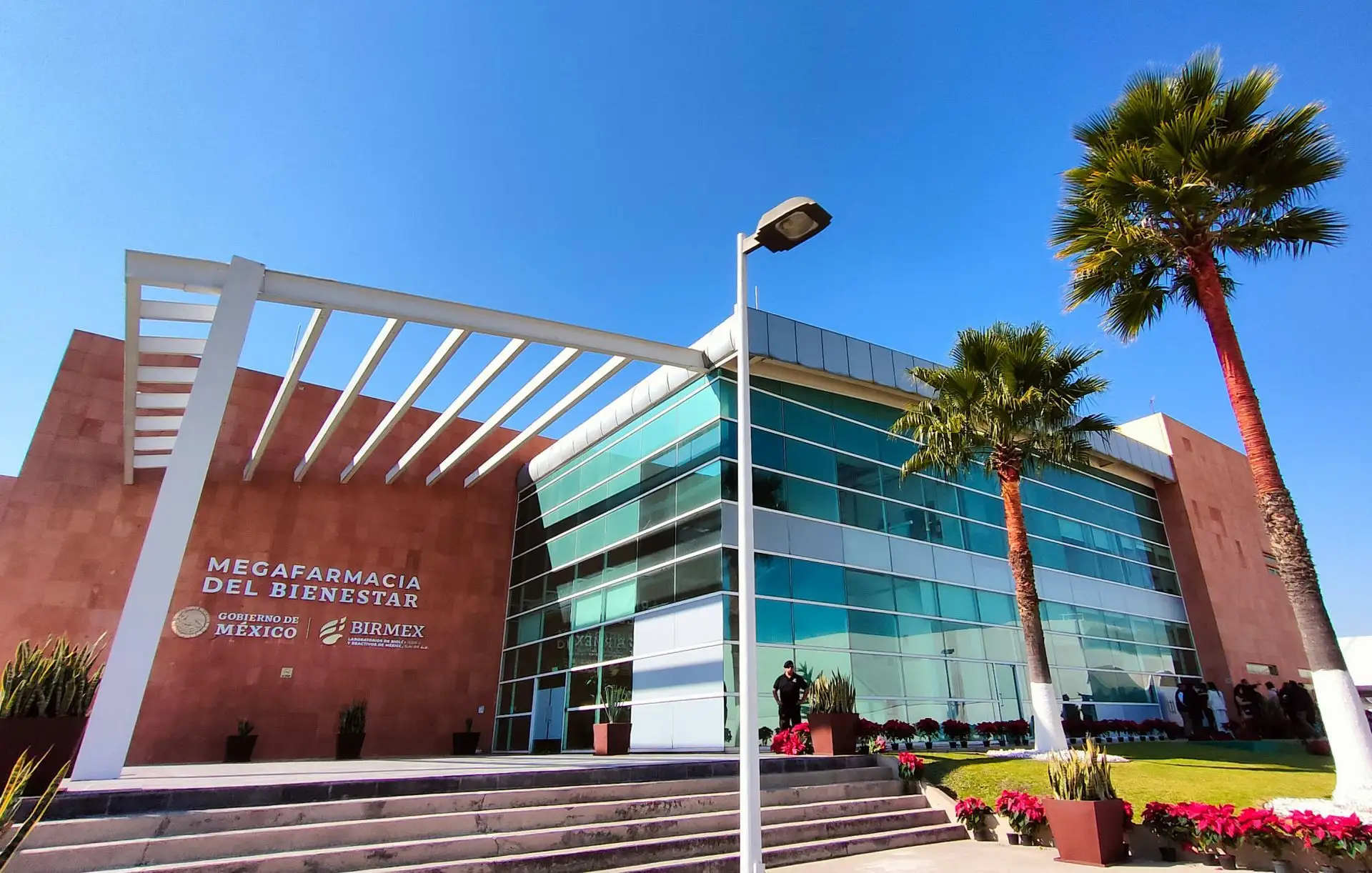 Exhiben abandono y millonario costo de la Megafarmacia del Bienestar
